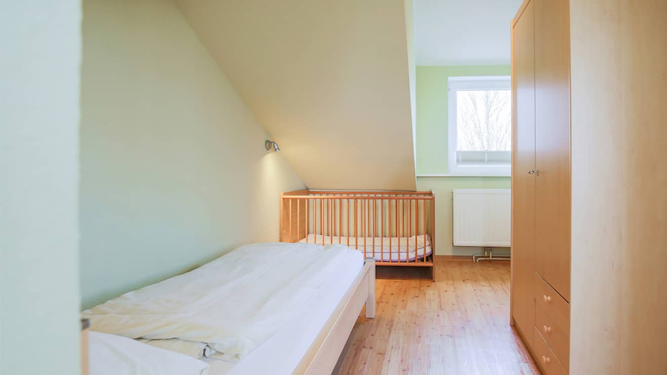 Schlafzimmer auf der Empore mit einem Einzelbett und ein Babybett