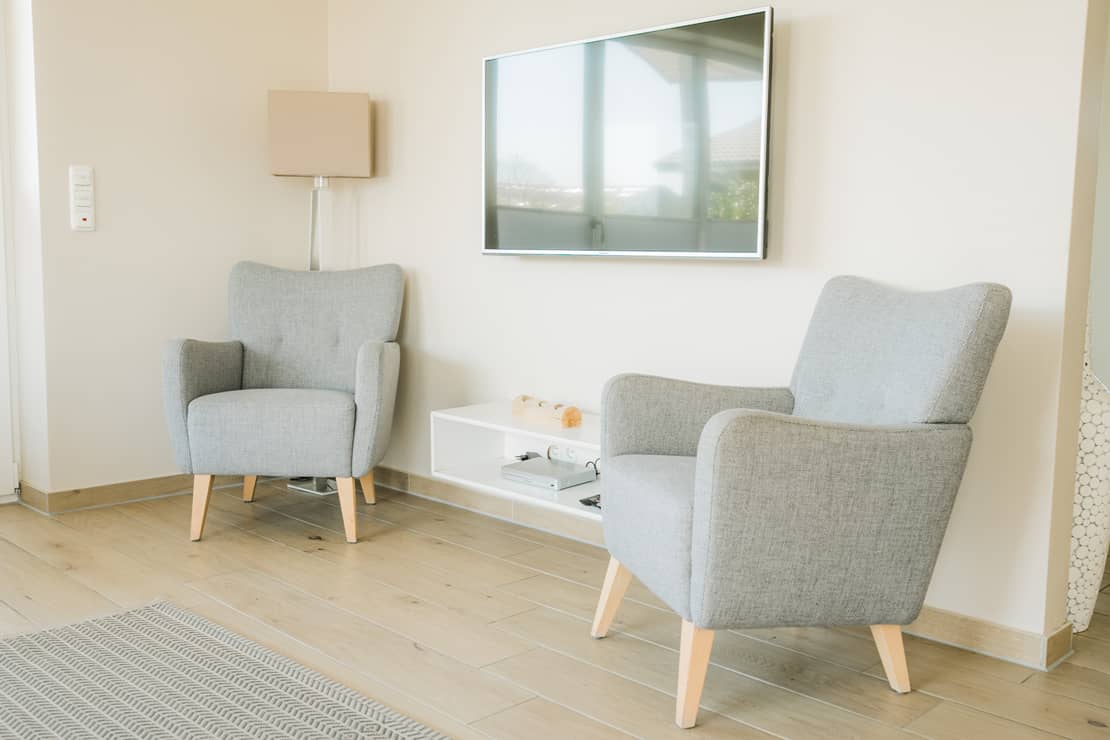 Wohnzimmer mit großem Flachbildfernseher