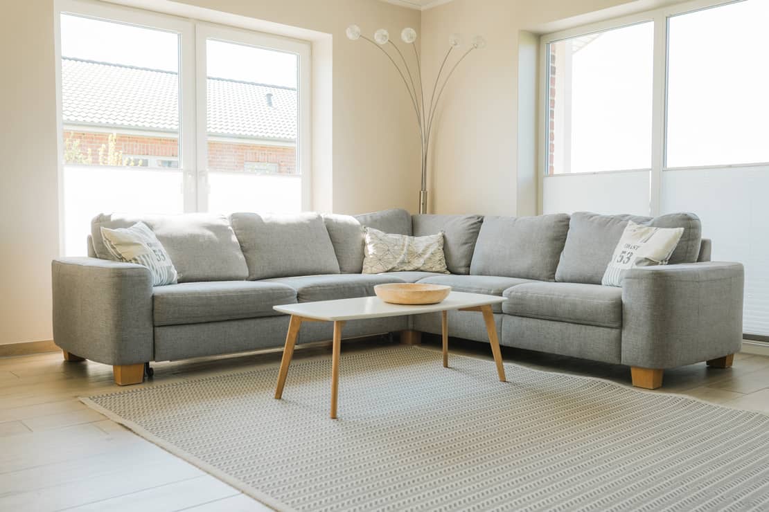 Wohnzimmer mit einem gemütlichen, großen Ecksofa